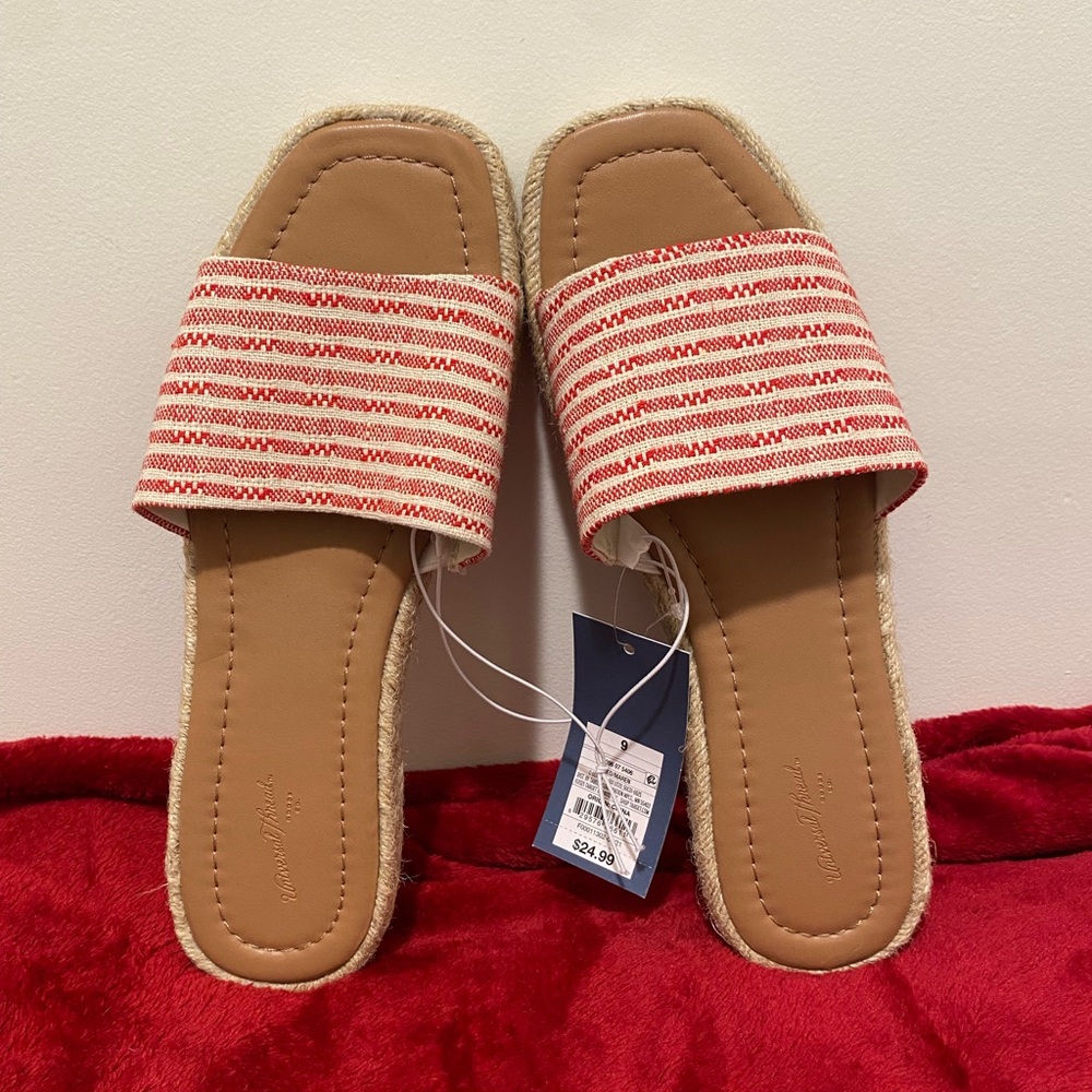 NWT Universal Thread Sandals
